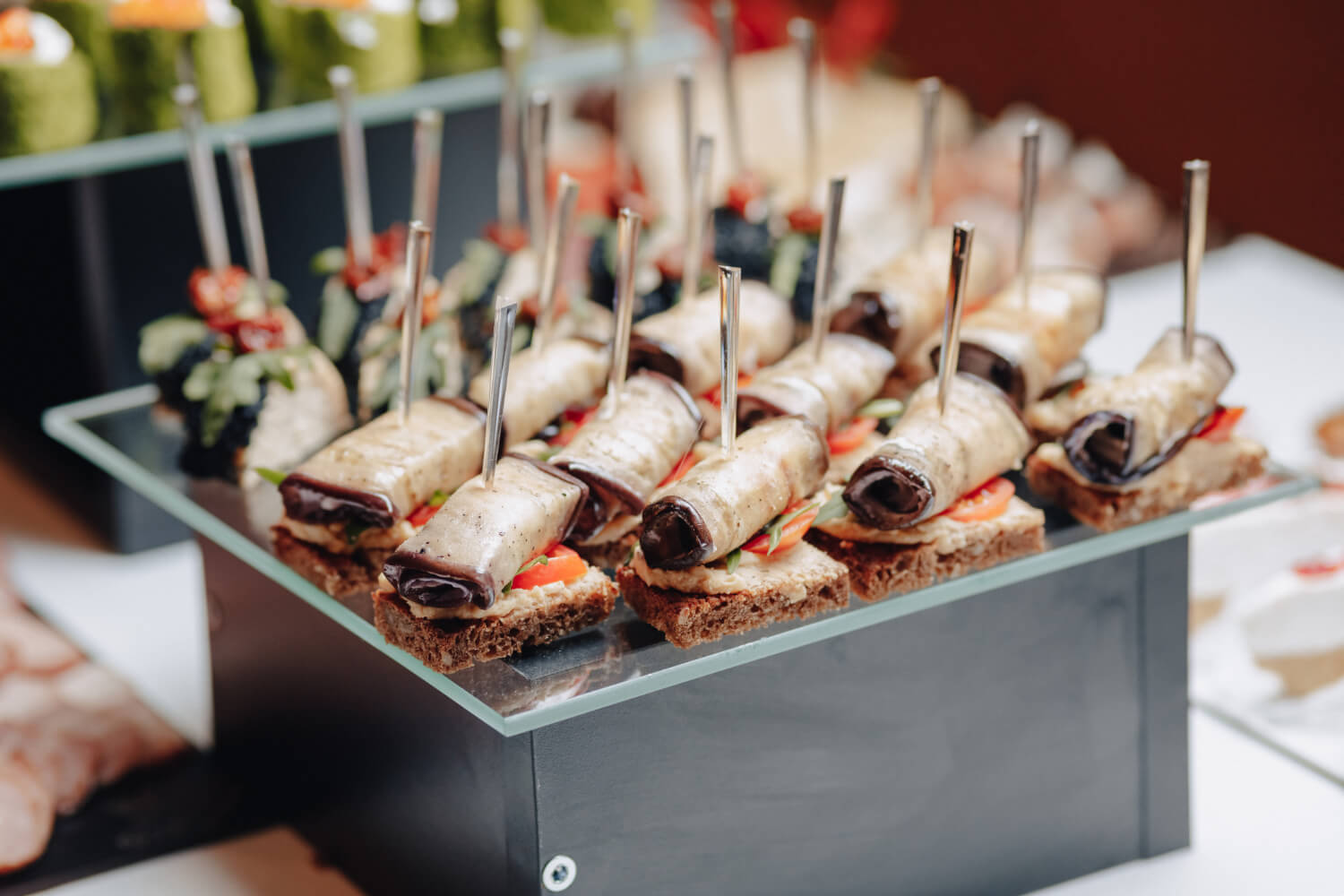 Jakie finger food wybrać na imprezę na świeżym powietrzu?